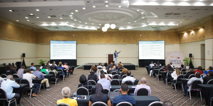General de Seguros ofrece conferencia y premia a sus agentes
