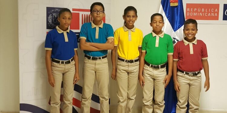 Ministerio de Educación cambiará uniforme escolar del sistema público