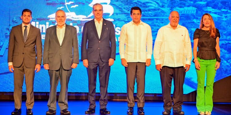 Presidente Abinader y ministro de Turismo encabezan seminario internacional sobre el sargazo