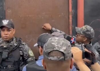 Encapuchados a bordo de un motor balean grupo en Moca y matan a dos hombres