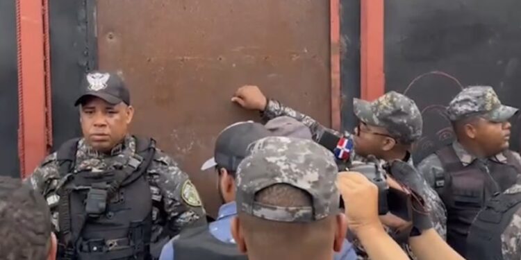 Encapuchados a bordo de un motor balean grupo en Moca y matan a dos hombres