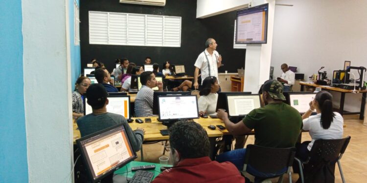 Centros Tecnológicos realizan taller para continuar cerrando brecha digital