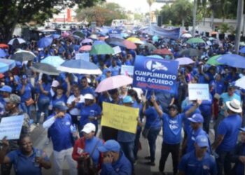 Maestros protestan frente al Ministerio de Educación; no hay docencia hoy