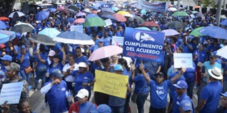 Maestros protestan frente al Ministerio de Educación; no hay docencia hoy