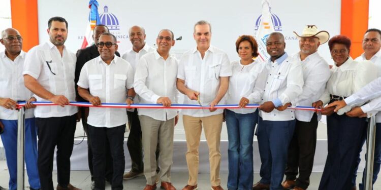 Presidente Abinader inaugura carretera Chirino-Monte Plata