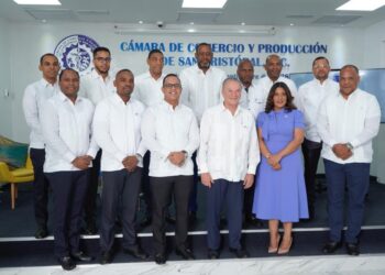 Frank Rainieri dicta conferencia sobre turismo en San Cristóbal