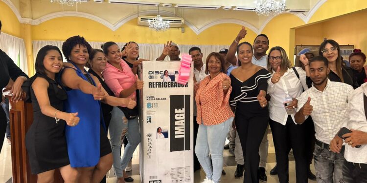 Precandidata a diputada Ana María Castillo celebra el día de las madres en San Juan de la Maguana
