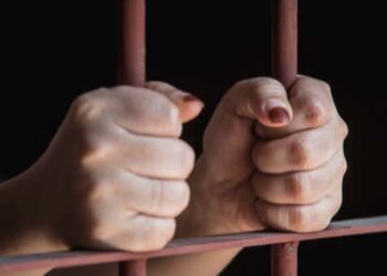 Dictan 20 años de prisión contra mujer atracó a mano armada miembro de seguridad de un banco