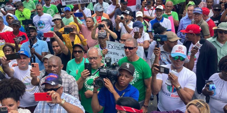 La concentración frente al Palacio Nacional fue un éxito abrumador, con la participación masiva del pueblo dominicano y el respaldo de las organizaciones revolucionarias