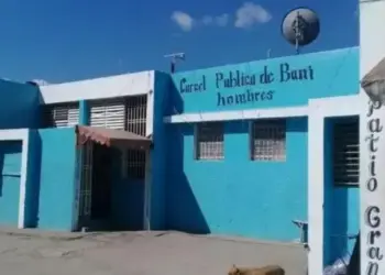 La Policía investiga a agentes por fuga de internos cárcel de Baní