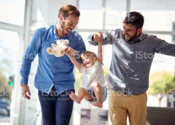 La adopción por parejas homosexuales: desmitificando riesgos, celebrando beneficios