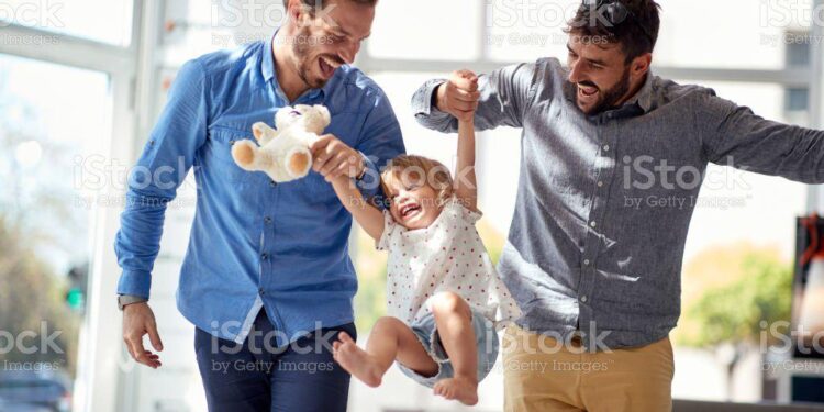 La adopción por parejas homosexuales: desmitificando riesgos, celebrando beneficios