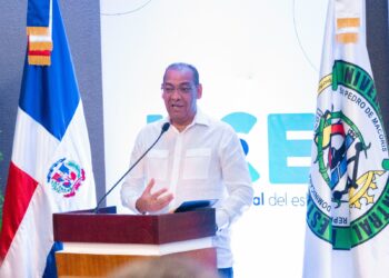 Ministro de Obras Públicas imparte en la UCE conferencia “Desarrollo de la infraestructura vial en el crecimiento económico del país”