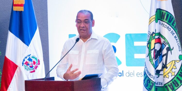 Ministro de Obras Públicas imparte en la UCE conferencia “Desarrollo de la infraestructura vial en el crecimiento económico del país”