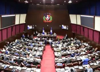 Diputados aprueban modificar el Código de Trabajo para otorgar 10 días de licencia por paternidad