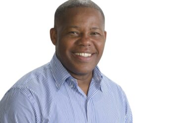 Adán Peguero encabeza SDE con un 43.4%; ratifica solucionará problemas de basura y ruido 