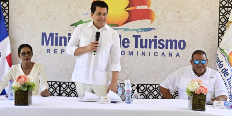 Ministro Collado deja iniciados trabajos en calles de Bayahíbe a un costo cercano a los 53 millones de pesos y anuncia inversión por otros  RD $200 millones