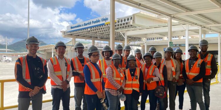 Estudiantes de la Facultad de Ciencias de la UASD visitan Barrick Pueblo Viejo