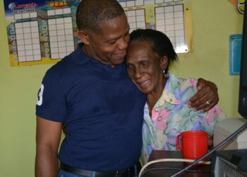 Adán Peguero desarrolla operativo de fumigación en SDE