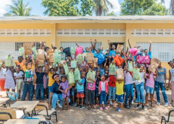 Fundación Porciones de Alegría entrega útiles escolares a niños de escasos recursos de Monte Plata