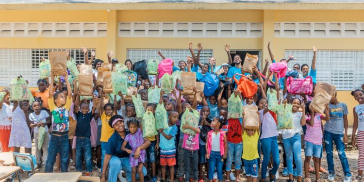 Fundación Porciones de Alegría entrega útiles escolares a niños de escasos recursos de Monte Plata