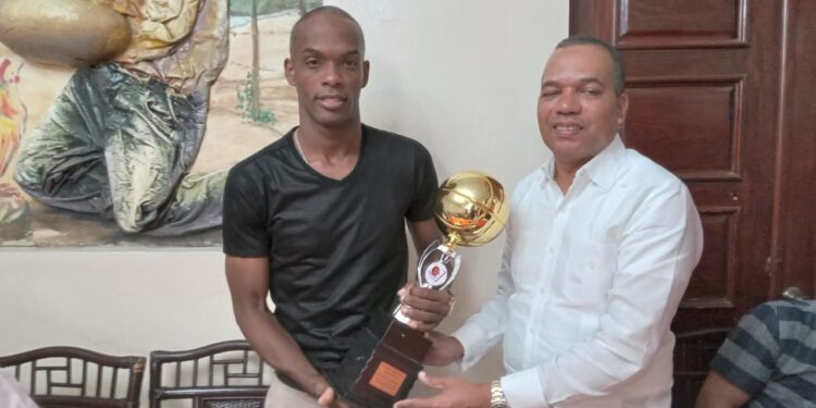 GoldQuest agasaja al equipo Los Trinitarios ganadores del TBS de San Juan