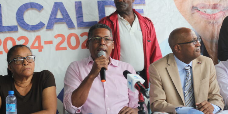 Carlos Ortiz reconoce triunfo de Betty Gerónimo