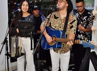 Chaly recibe la Navidad y celebra su 39 aniversario