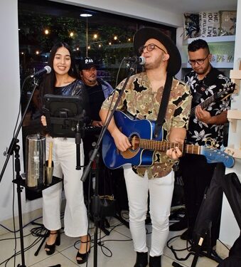 Chaly recibe la Navidad y celebra su 39 aniversario