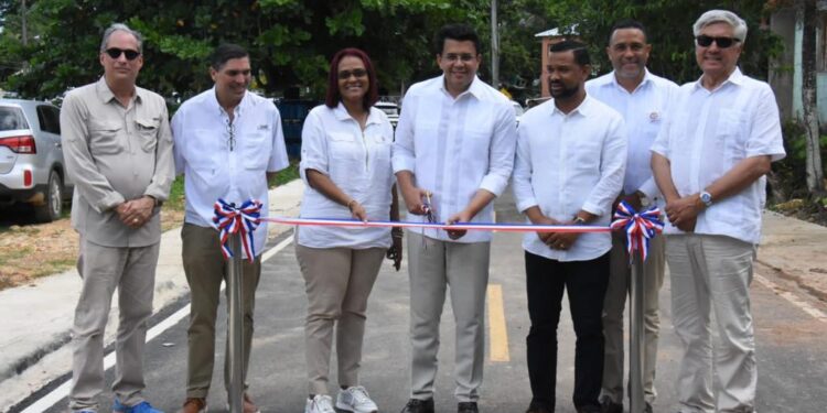 Ministro de Turismo inaugura reconstrucción de infraestructuras viales en Las Terrenas, Samaná.