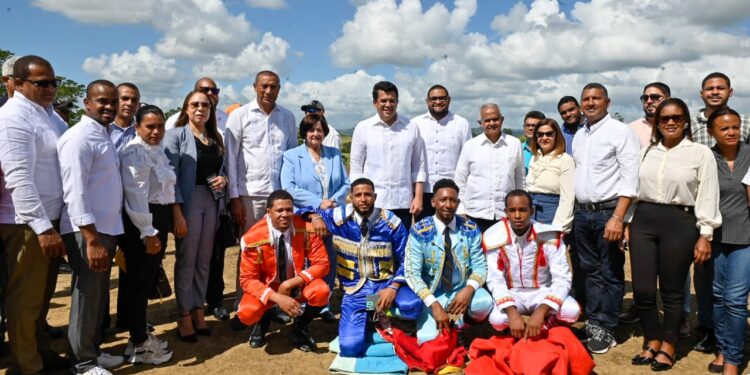 Turismo inicia construcción de plaza multiuso en Santa Cruz de El Seibo