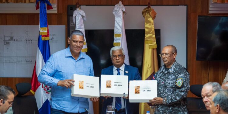 Bienes Nacionales entrega a Interior y Policía 12,000 tabletas descargadas por la JCE