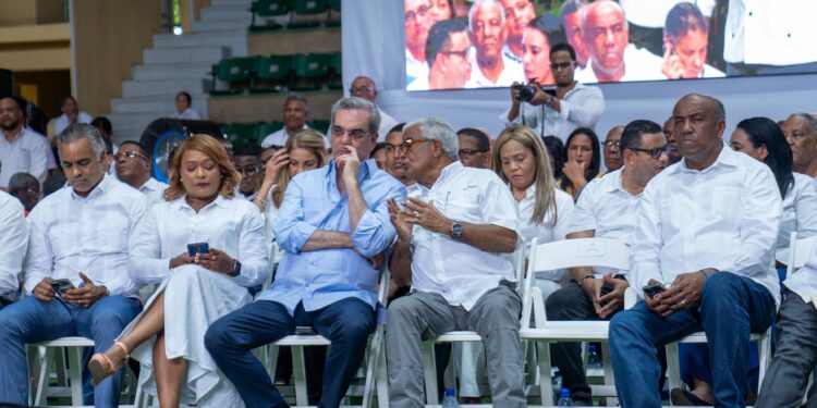 Director del CEA acompaña al presidente Luis Abinader en la entrega de 1000 título de propiedad definitiva de terrenos del Estado en SPM