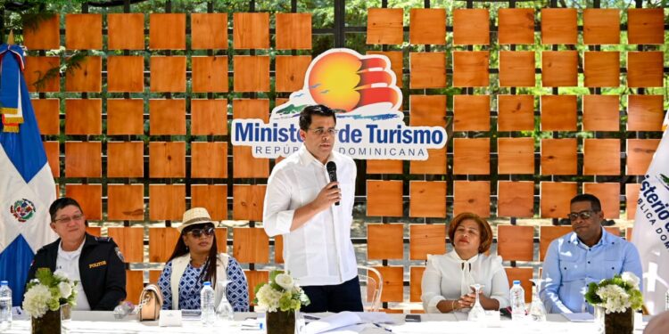 Turismo inicia trabajos de mejoramiento del entorno del Balneario Boca de Cachón, Jimaní