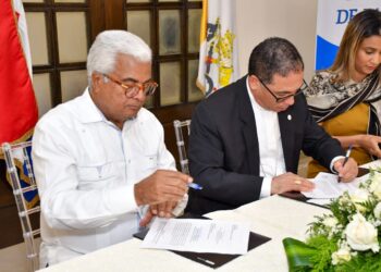 Gobierno formaliza traspaso terrenos del Estado a Obispado de San Pedro de Macorís