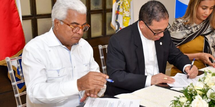 Gobierno formaliza traspaso terrenos del Estado a Obispado de San Pedro de Macorís