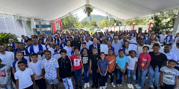 Centros Tecnológicos Comunitarios capacitan en tecnología a jóvenes de región Sur; entrega 603 certificados