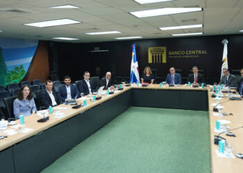 Gobernador Valdez Albizu recibe a funcionarios de Morgan Stanley y otros inversionistas internacionales