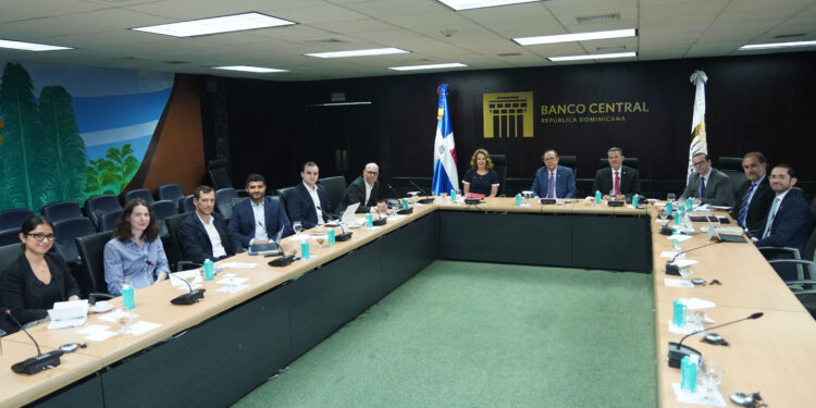 Gobernador Valdez Albizu recibe a funcionarios de Morgan Stanley y otros inversionistas internacionales