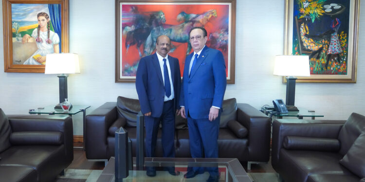 Gobernador Valdez Albizu recibe la visita de su homólogo del Banco Central de Guyana, Gobind Ganga