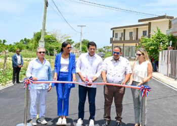 Turismo entrega calles asfaltadas con reparaciones de aceras y contenes en Bayahíbe.