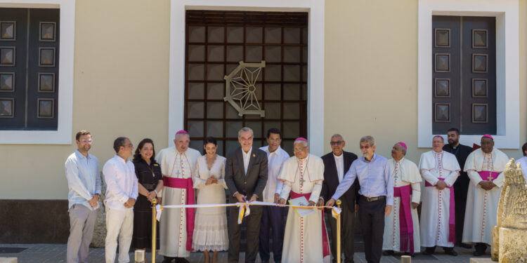 Presidente Abinader y el ministro Collado entregan a la iglesia remozado el museo de la Catedral en Ciudad Colonial