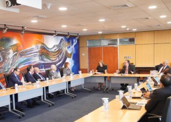 Gobernador Valdez Albizu y ejecutivos del sector bancario pasan revista al desempeño y perspectivas favorables del sistema financiero