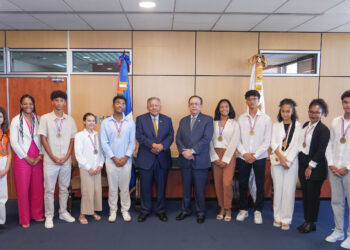 Gobernador Valdez Albizu recibió la visita del embajador Juan Bolívar Díaz y estudiantes meritorios de España