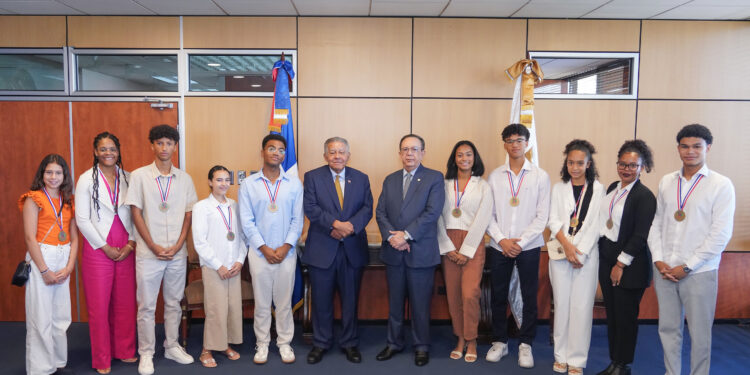 Gobernador Valdez Albizu recibió la visita del embajador Juan Bolívar Díaz y estudiantes meritorios de España