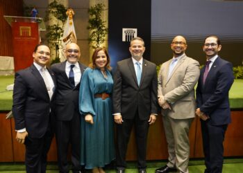 Gobernador Valdez Albizu cumple 50 años al serviciodel Banco Central