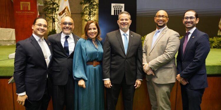 Gobernador Valdez Albizu cumple 50 años al serviciodel Banco Central