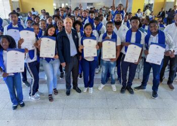 Centros Tecnológicos Comunitarios certifica a  400 jóvenes y adultos de las provincias de Azua y San Juan