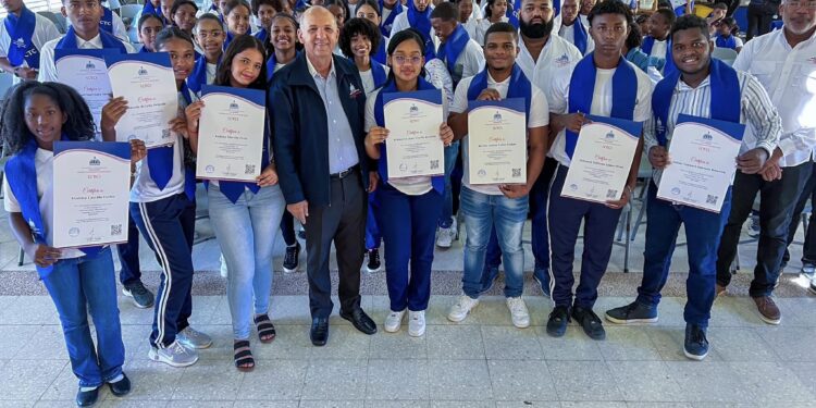 Centros Tecnológicos Comunitarios certifica a  400 jóvenes y adultos de las provincias de Azua y San Juan