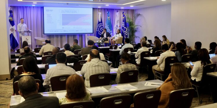 El éxodo de migrantes en América Latina ha crecido el 225 % desde 2021, revela seminario sobre movilidad humana en República Dominicana